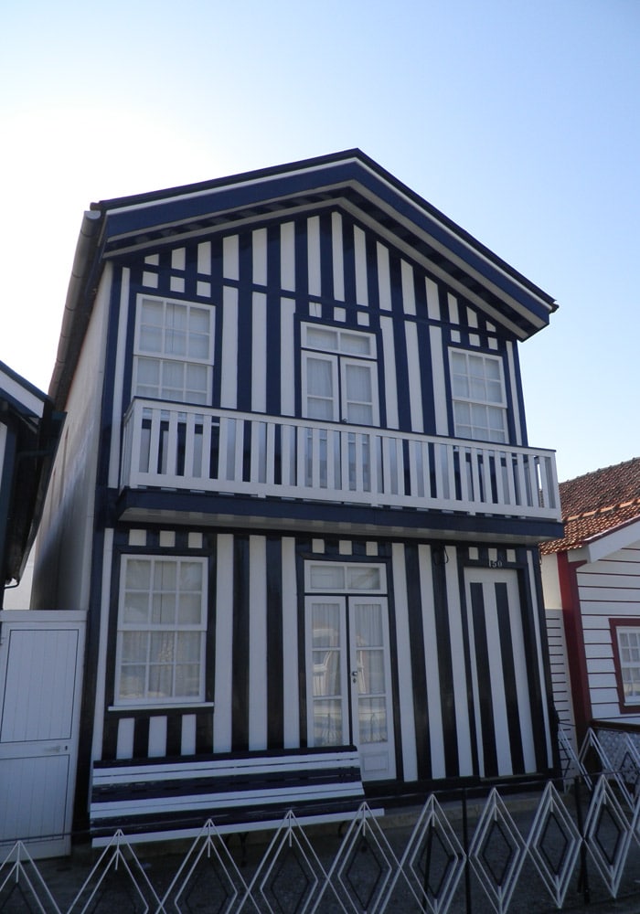 Una de las coloristas casas de Costa Nova playas de Aveiro