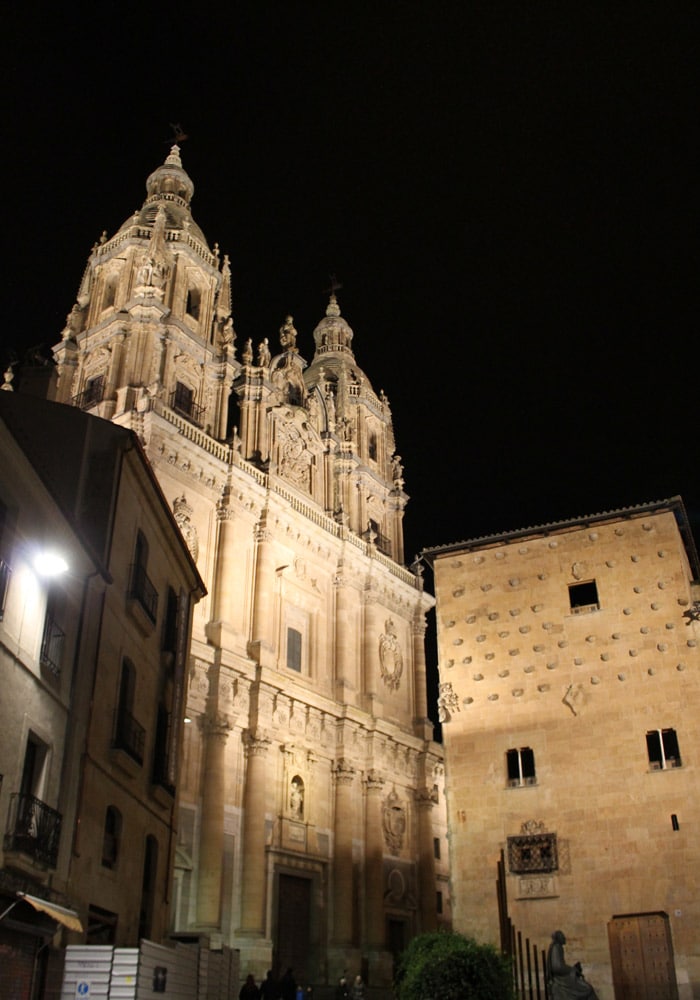Clerecía y Casas de las Conchas desde la Rúa Mayor que ver en Salamanca