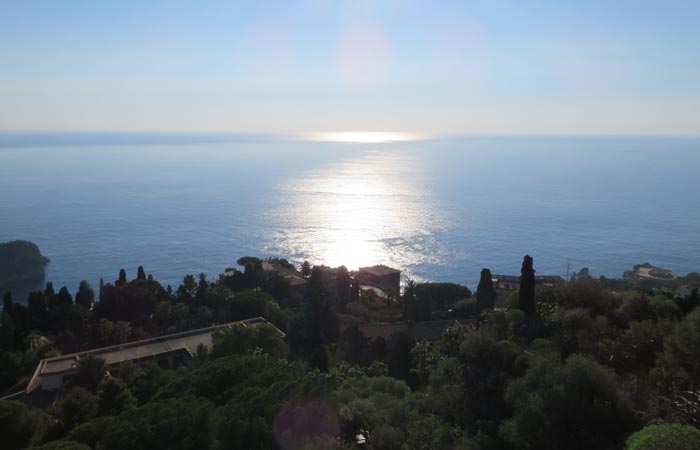 Preciosa imagen tomada desde el Teatro Griego de Taormina una semana en Sicilia