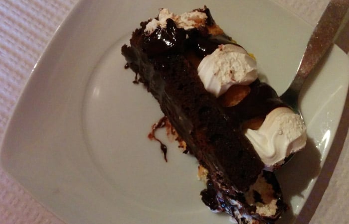 Tarta de chocolate con profiteroles del restaurante El Dorado de Foios Portugal