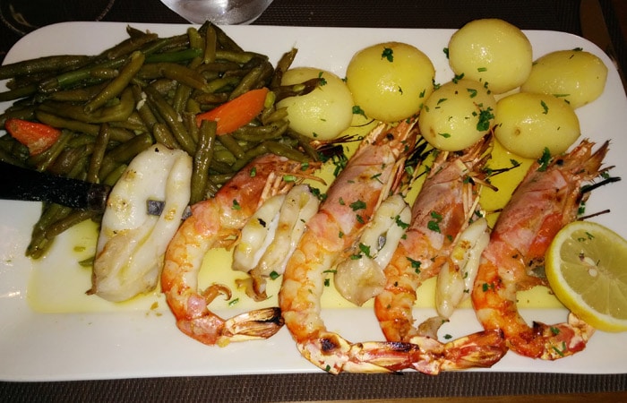 Brocheta de lulas y gambas de Quinta Prado Verde Vilar Formoso
