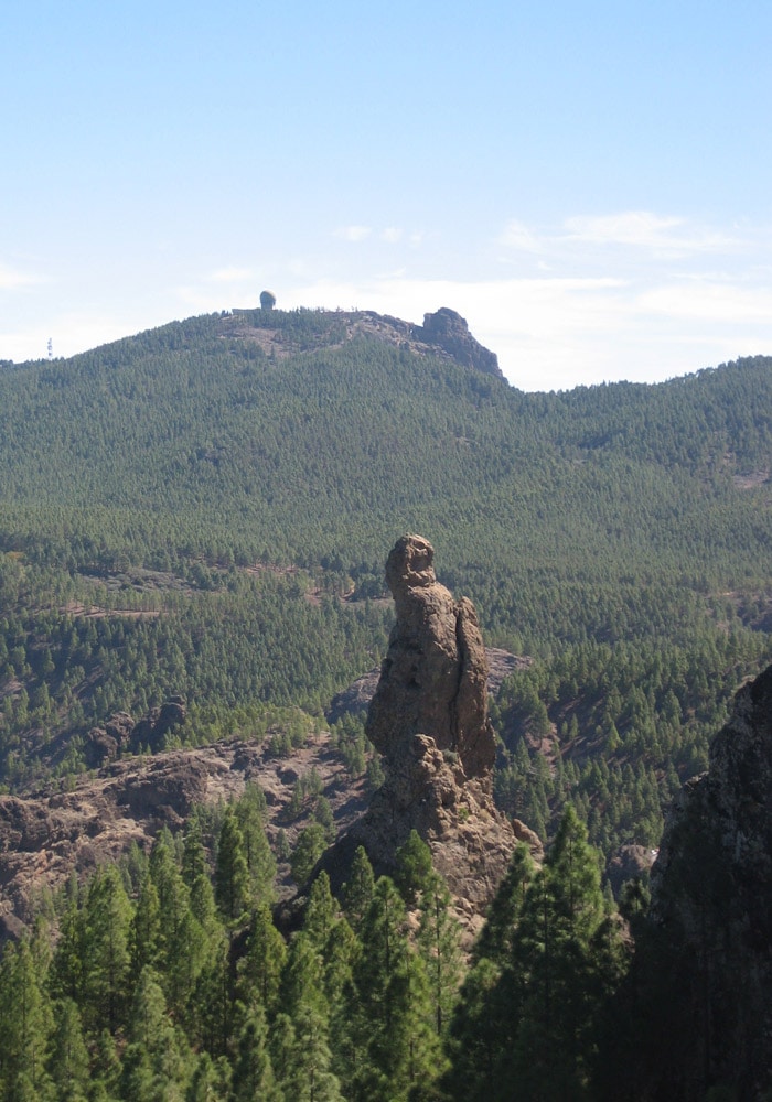 Roque del Fraile con el Pico de las Nieves al fondo Roque Nublo