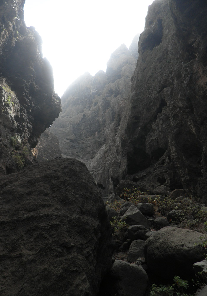 Sendero entre rocas de la ruta Masca Tenerife