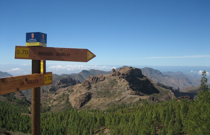 Señalización de subida al Roque Nublo y desvío a La Goleta