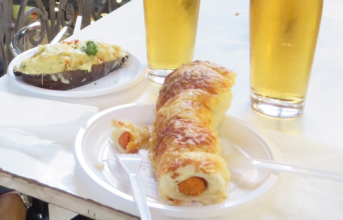 Berenjena rellena y salchicha en el Mercado Central comer en Budapest