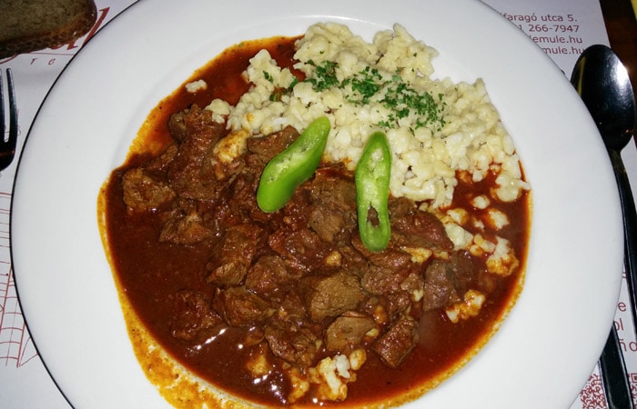 Gulash en el Fülemüle étterem comer en Budapest