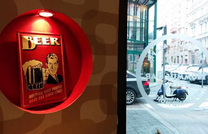 Gracioso mensaje en el Hummus Bar comer en Budapest