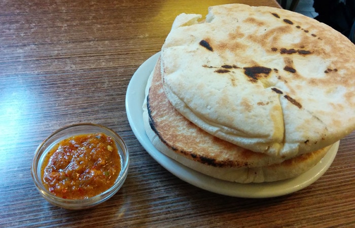 Pan pita en el Hummus Bar comer en Budapest