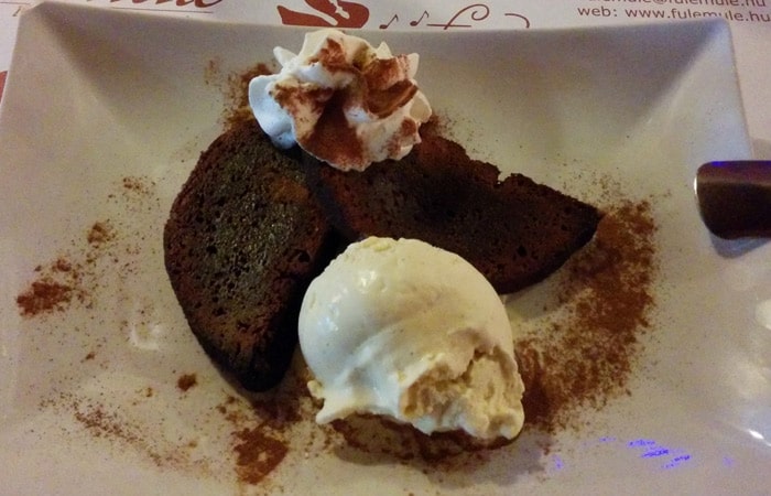 Brownie de chocolate en el Fülemüle étterem comer en Budapest