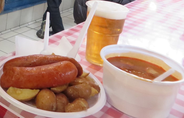 Salchicha con patatas y sopa de gulash en el Mercado central comer en Budapest