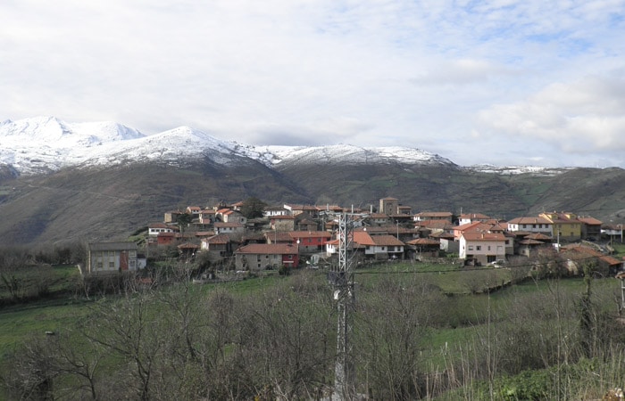 Samartín d'Ondes y cumbres de Somiedo desde la ruta del Castañal
