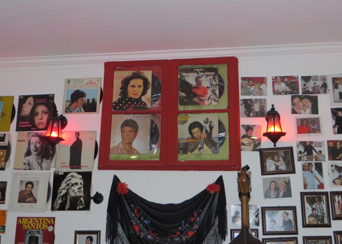 Decoración con discos y fotografías en Boteco da Fá comer en Lisboa