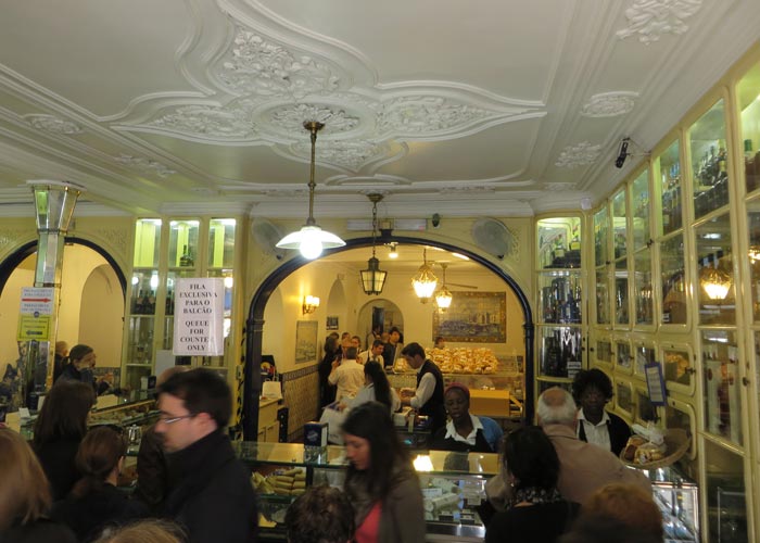 Interior de la Casa Pastéis de Belém comer en Lisboa
