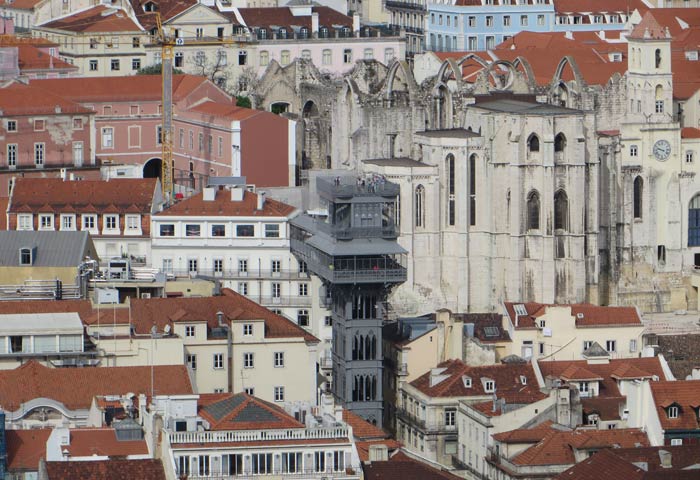 Elevador de Santa Justa y Convento do Carmo desde el Castillo de San Jorge miradores de Lisboa