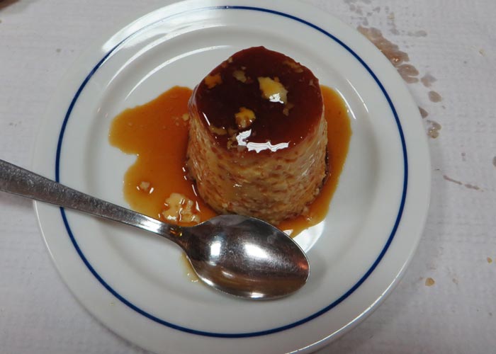 Flan casero del Restaurante Uma comer en Lisboa