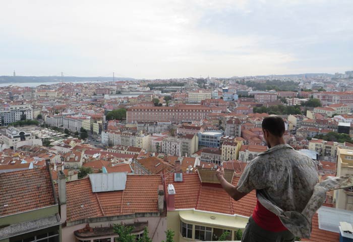 Un hombre meditando ante la panorámica que ofrece el Mirador da Senhora do Monte miradores de Lisboa