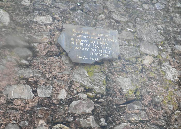 Frase de San Juan de la Cruz en el muro del Monasterio de Las Batuecas Cascada del Chorro