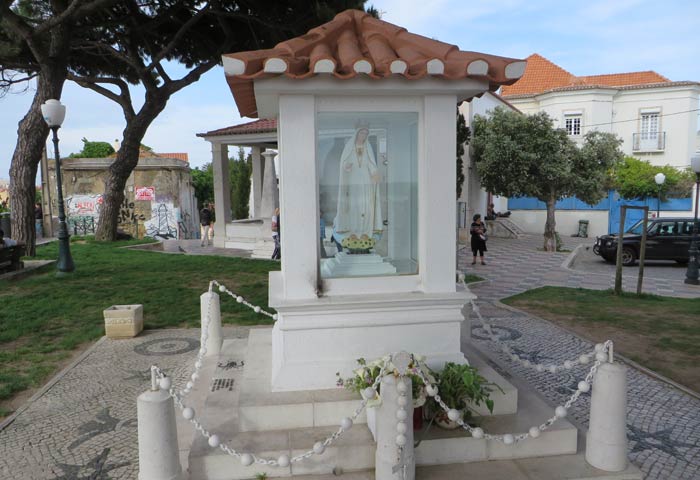 Imagen de Nossa Senhora do Monte en el mirador del mismo nombre miradores de Lisboa