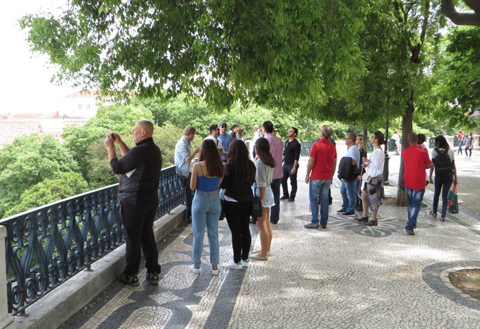 Ambiente en el mirador de San Pedro de Alcántara miradores de Lisboa