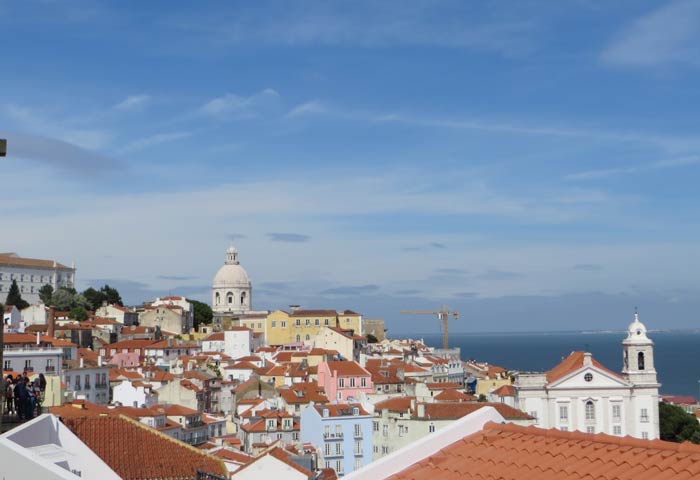 La Alfama desde el Mirador de Santa Luzia miradores de Lisboa