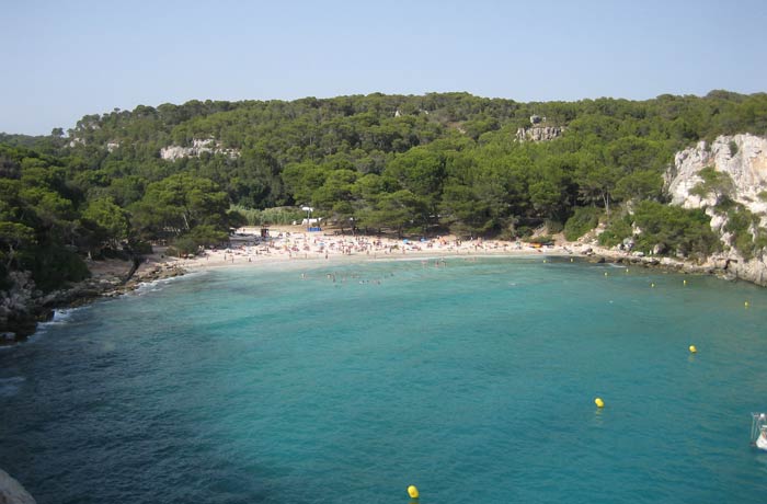 Vista de Cala Macarella desde el sendero que la une con Cala Macarelleta mejores calas de Menorca