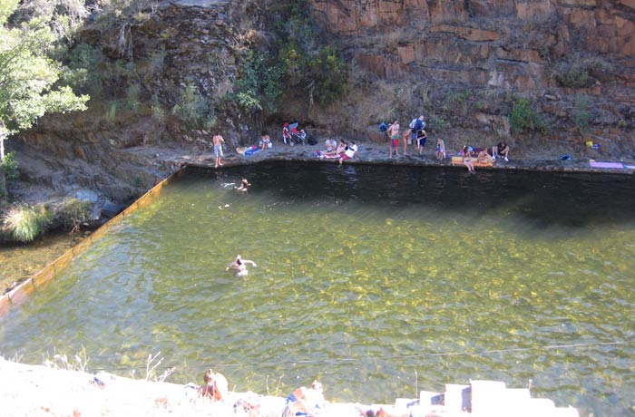Vista del Charco de la Olla desde el chiringuito piscina natural de Las Mestas