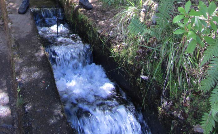 Agua transitando por la levada das 25 Fontes