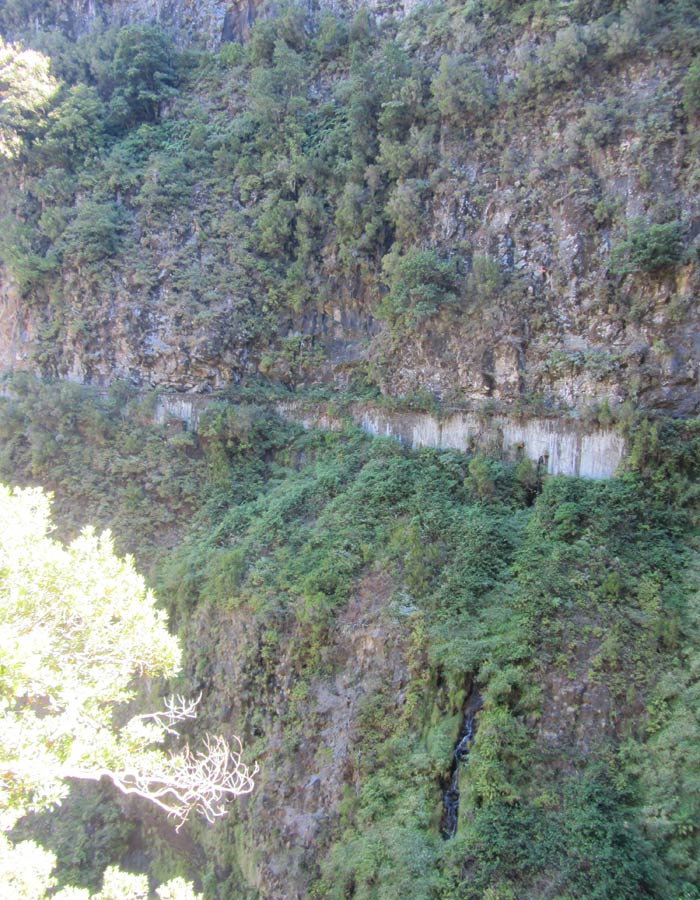 Lugar prácticamente inaccesible por el que transita la levada de Rabaçal levada das 25 fontes