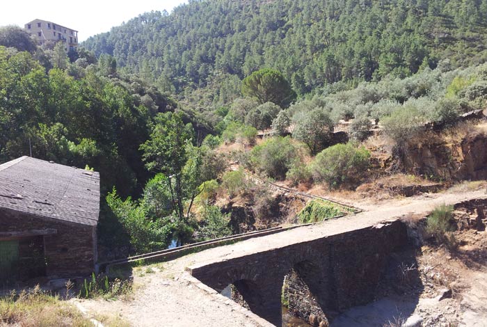 Puente y antiguo molino junto a la piscina natural de Las Mestas