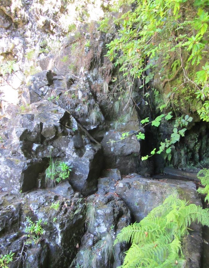 Paisaje rocoso de la Ribeira dos Cedros levada das 25 fontes