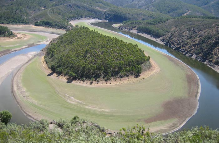 El Meandro Melero, sin apenas caudal por el Alagón, en agosto de 2011