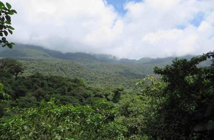 Mirador desde el que se ve la cumbre del Volcán Tenorio Río Celeste