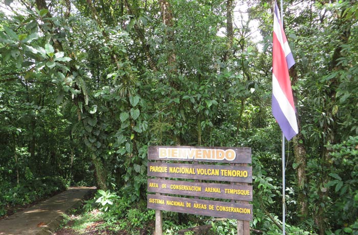 Entrada al Parque Nacional del Volcán Tenorio Río Celeste