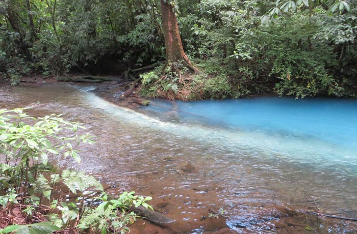 Otra vista de los teñideros Río Celeste