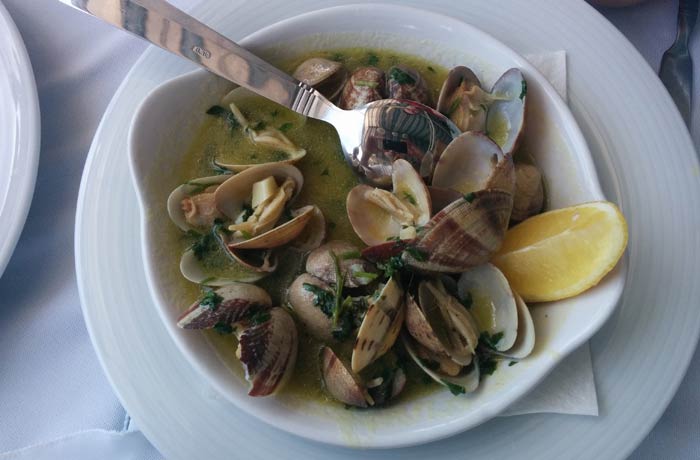 Almejas a Bulhao Pato del Clube de Vela de Costa Nova comer en Aveiro