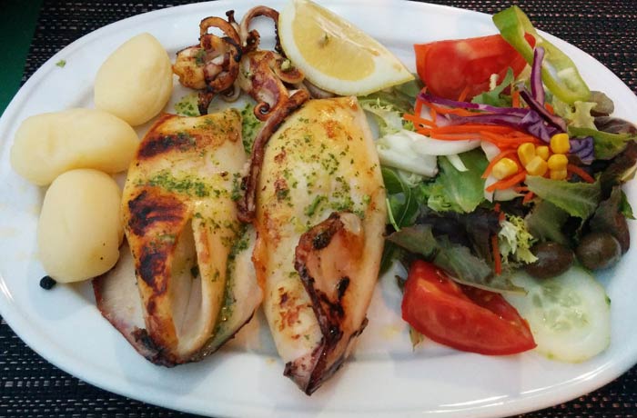 Calamar a la plancha de la Fonda Pepe comer en Formentera