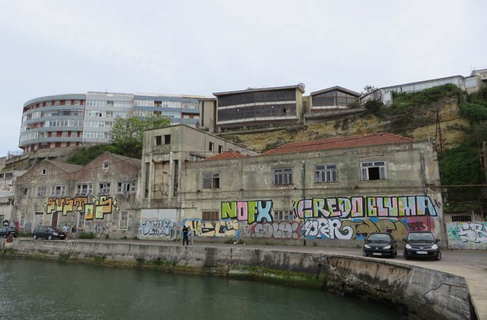 Construcciones ruinosas junto al paseo en Cacilhas