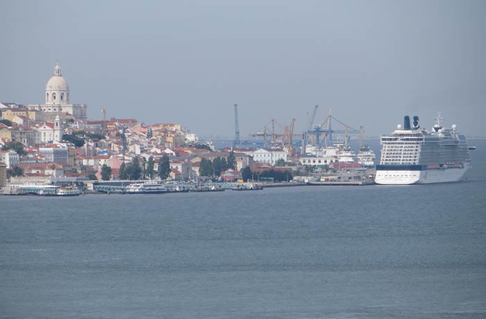 Vista de un crucero y el Panteón Nacional de Lisboa desde Cacilhas