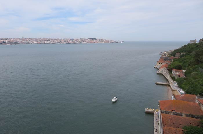 Panorámica del Tajo y Lisboa desde el ascensor Boca do Vento Cacilhas