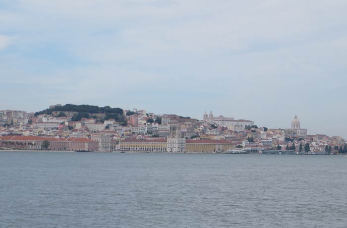 Silueta de Lisboa desde el ferry Transtejo Cacilhas