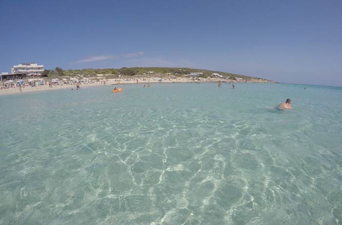 Agua totalmente transparente en Es Arenals Playas de Formentera