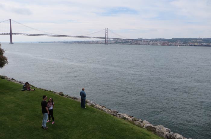 Puente 25 de Abril y zona ajardinada junto al ascensor Boca do Vento Cacilhas