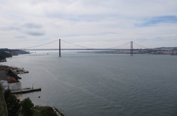 Puente 25 de Abril desde el ascensor Boca do Vento Cacilhas