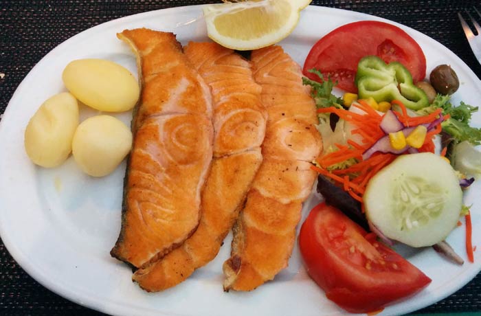 Salmón a la plancha de la Fonda Pepe comer en Formentera