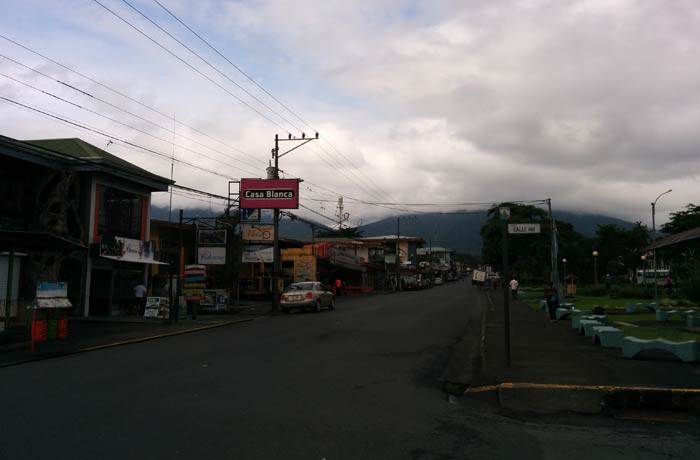 Una calle de La Fortuna de San Carlos