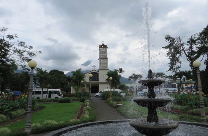 Iglesia de La Fortuna de San Carlos y Volcán Arenal al fondo
