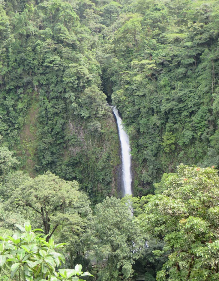 Vista lejana de la catarata La Fortuna