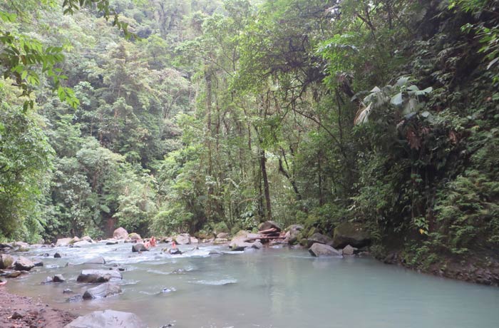Zona de baño en la catarata La Fortuna