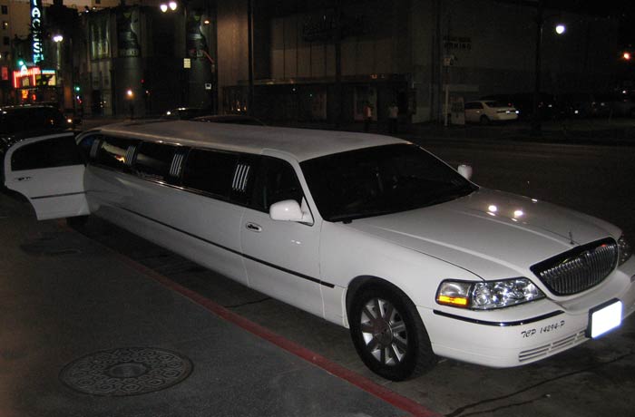 Una de las limusinas que se pueden ver Paseo de la Fama de Hollywood