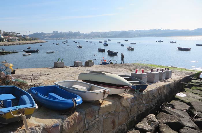 Barcas de pescadores en Foz do Douro desembocadura del Duero